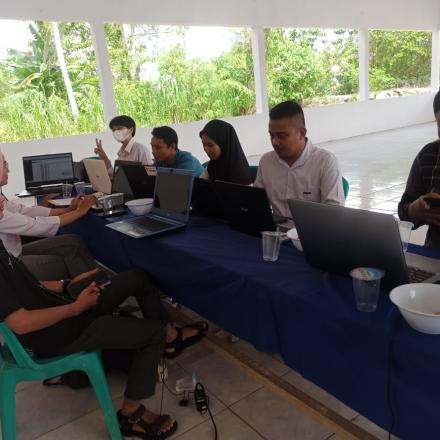 Pelatihan  Tentang  Pengelolaan Website Desa  bersama operator Desa  